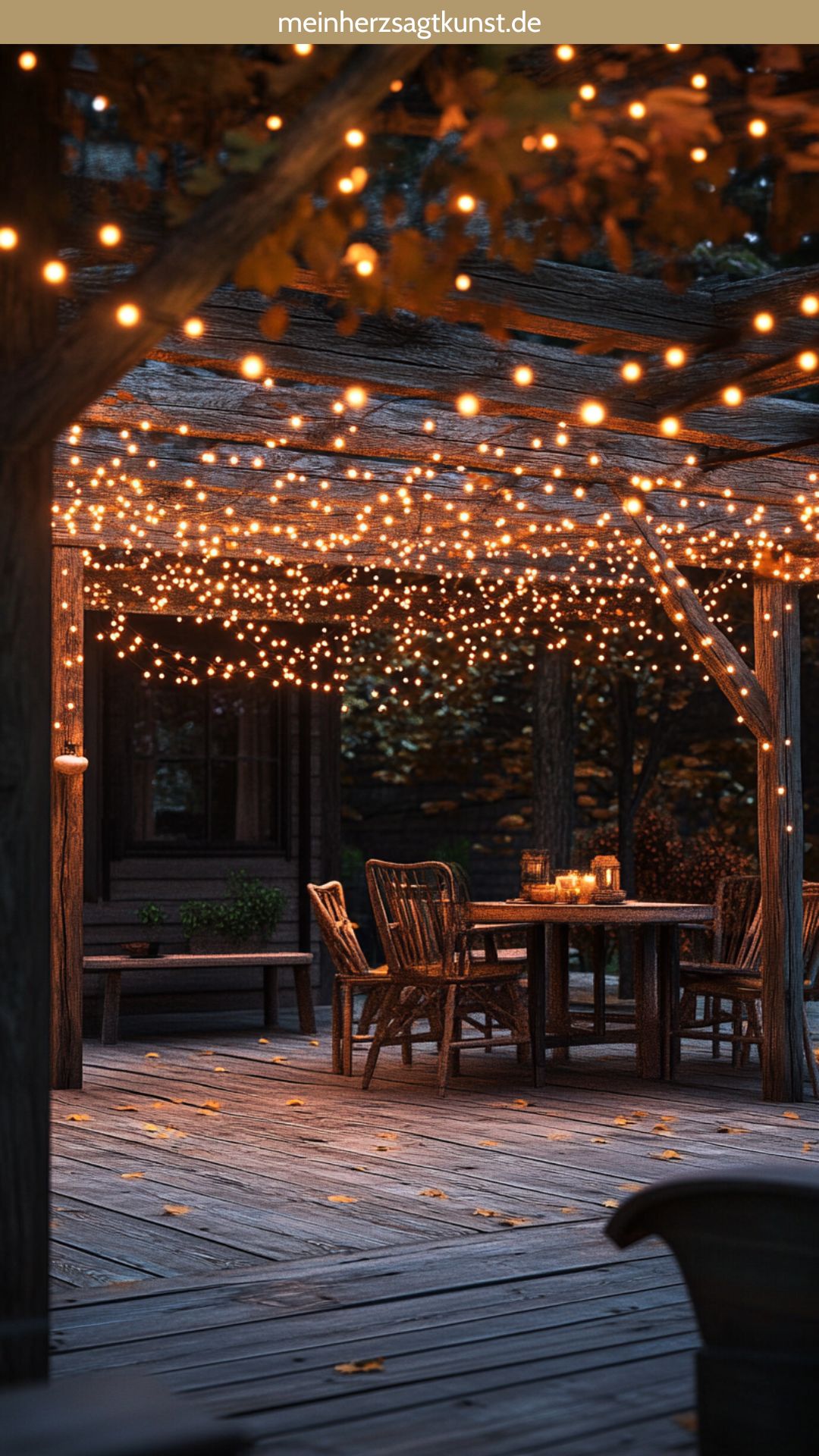 Lichterketten im Garten für herbstliche Atmosphäre