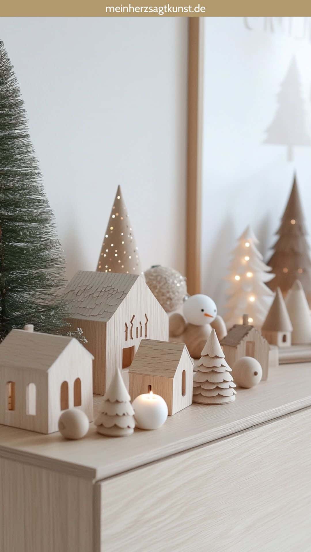 Skandinavisches Weihnachtsdorf aus Holz im Kinderzimmer