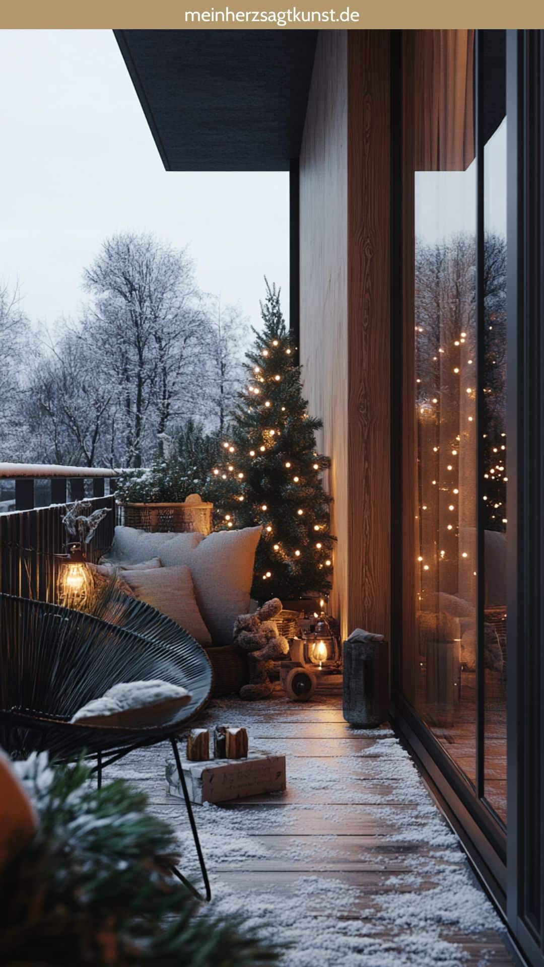 LED-Kerzen auf Balkon als Winter-Deko