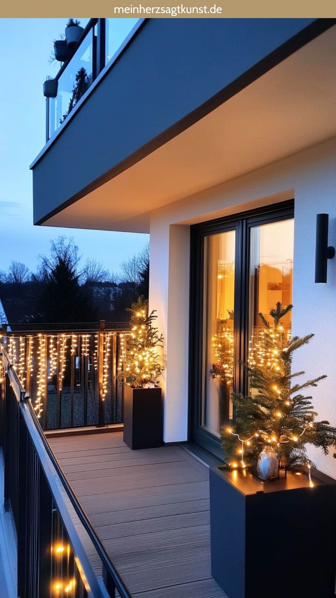 Lichterketten am Balkon-Geländer als Winter-Deko