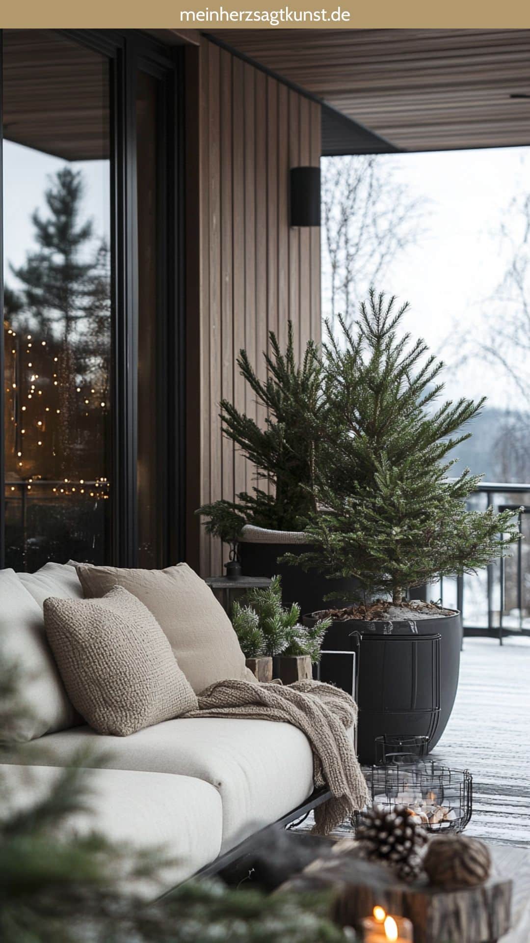 Tannenzweige in Töpfen auf Balkon als Winter-Deko