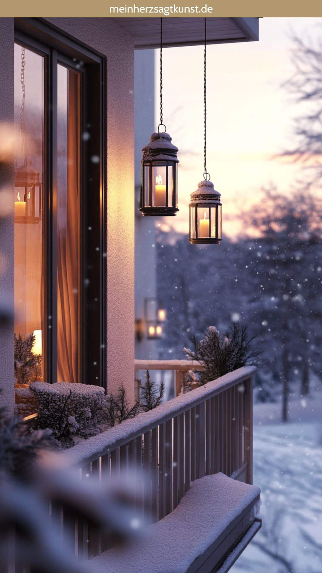 Hängende Windlichter auf Terrasse als Winter-Deko