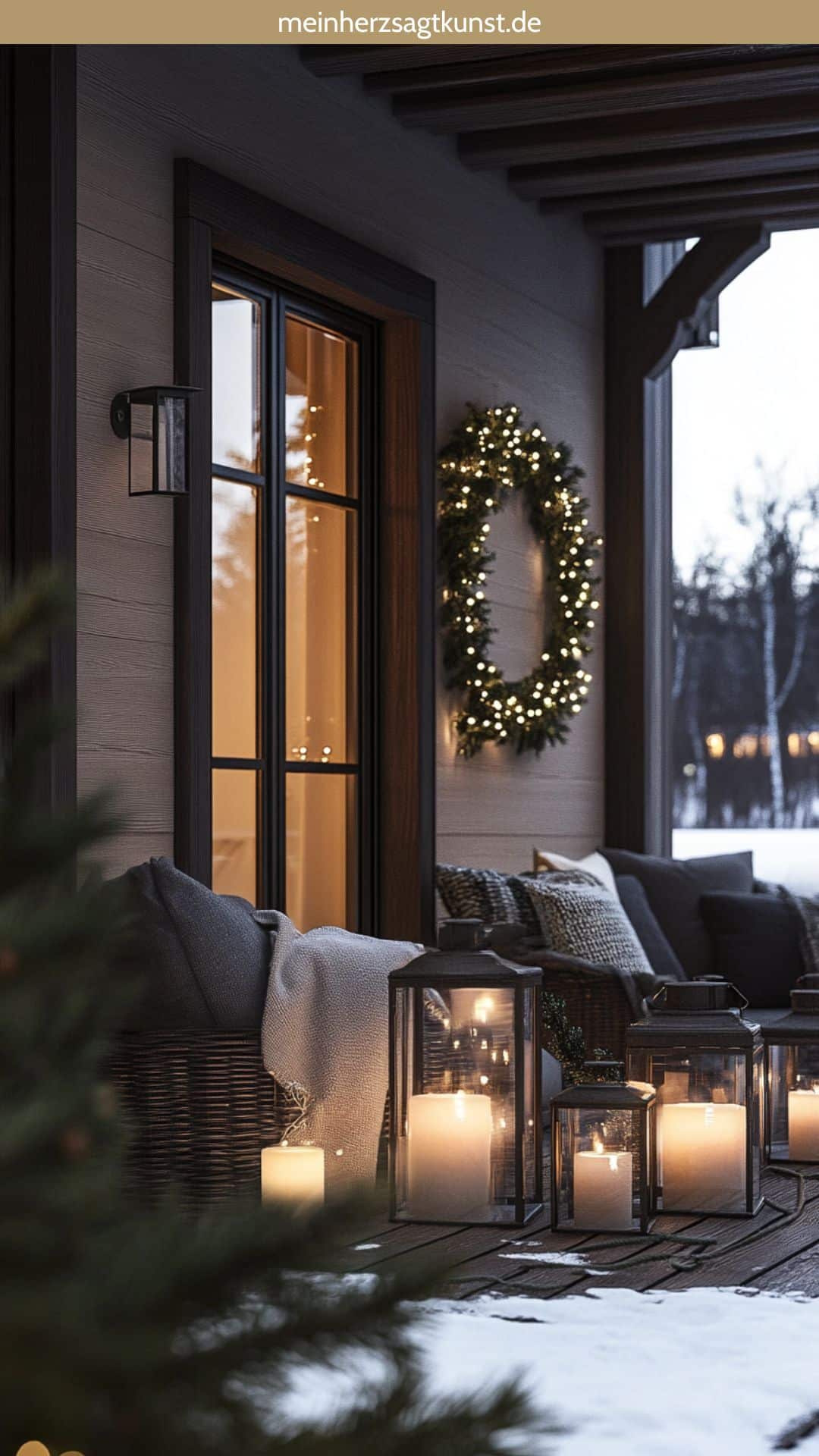 Laternen mit Kerzen auf Terrasse als Winter-Deko