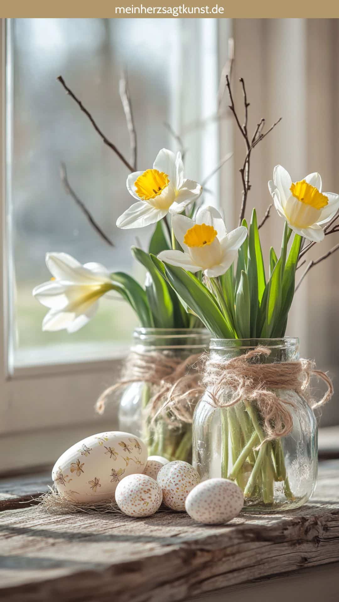 Blumen in Gläsern als Osterdeko-Idee